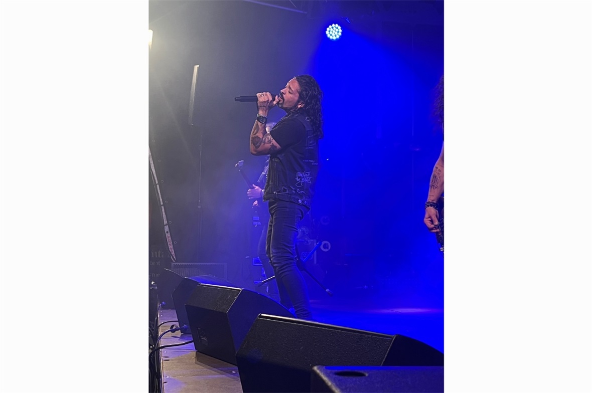 Das chilenische Stimmwunder wurde u. a. von Krokus-Bassist Tony Castelluccio unt...