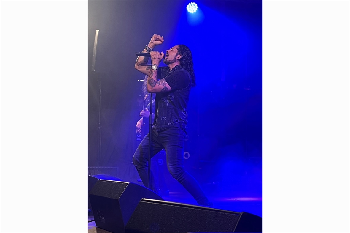 Das chilenische Stimmwunder wurde u. a. von Krokus-Bassist Tony Castelluccio unt...