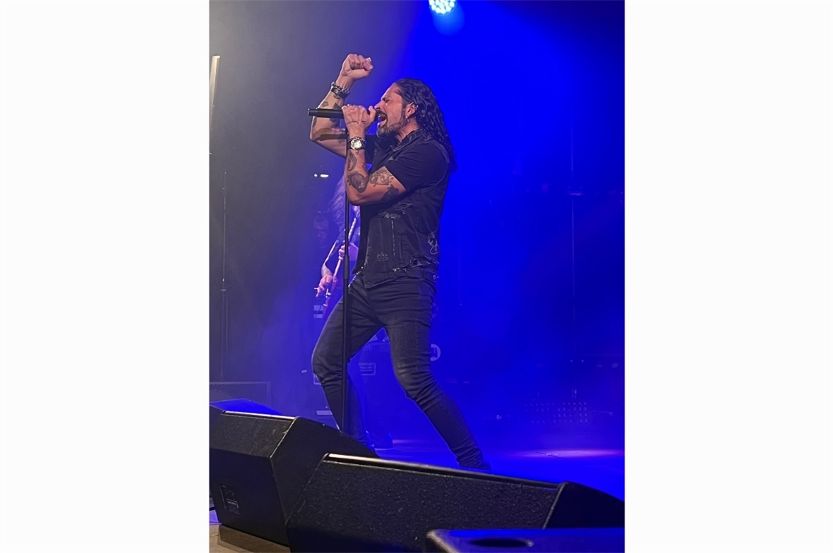 Das chilenische Stimmwunder wurde u. a. von Krokus-Bassist Tony Castelluccio unt...