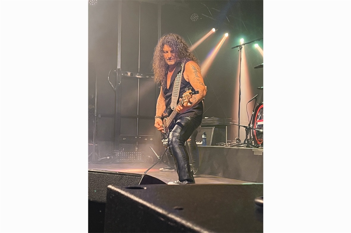 Das chilenische Stimmwunder wurde u. a. von Krokus-Bassist Tony Castelluccio unt...