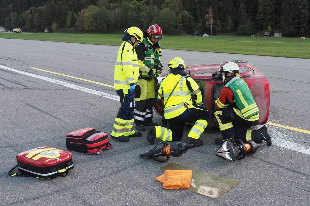 Das dreirädrige Auto verursachte den Unfall. Der Rettungsdienst betreute die ein...
