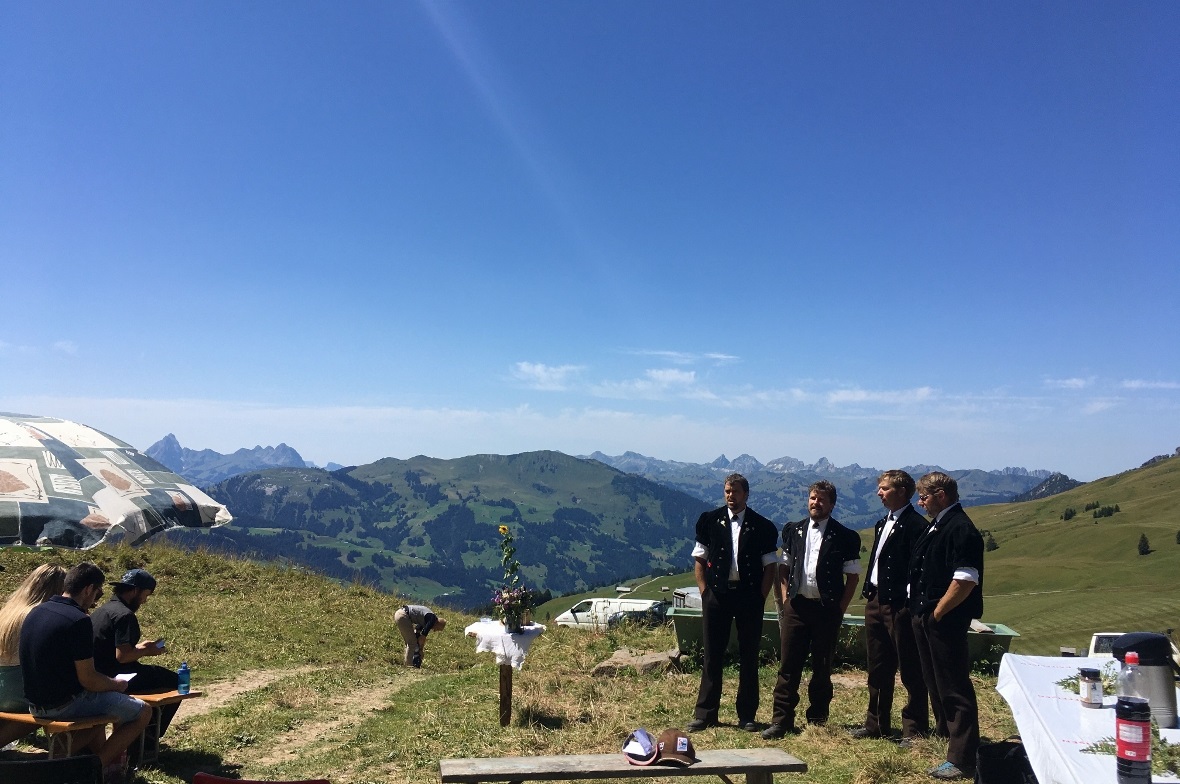 Das einheimische Männer-Quartett «D’Elfer» vor dem wunderschönen Bergpanorama.