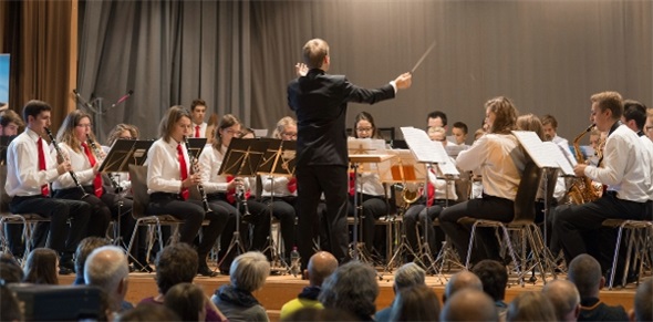 Das erfolgreiche Jugendblasorchester Unteres Simmental unter der Leitung von Marco Aebersold.