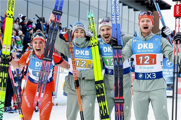 Das erfolgreiche Schweizer Team mit Lena Häcki-Gross, Aita Gasparin, Joscha Burkhalter und Sebastian Stalder jubelt über den 2. Rang.