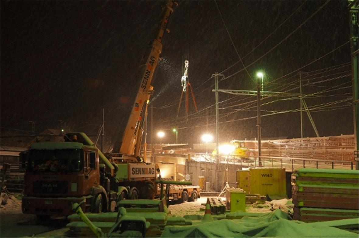 Das erste Brückenteil wird angehoben.