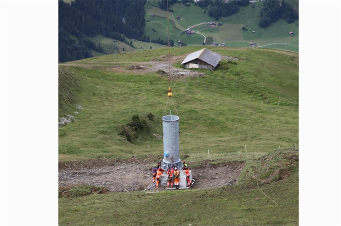 Das erste Mastelement Noch hängt es am Helikopter.