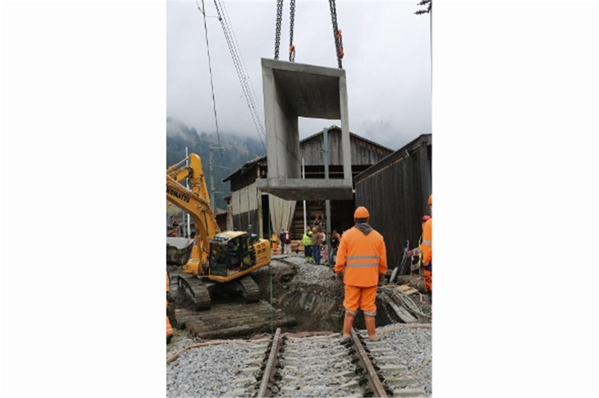 Das erste Wasserführungselement wird eingesetzt.