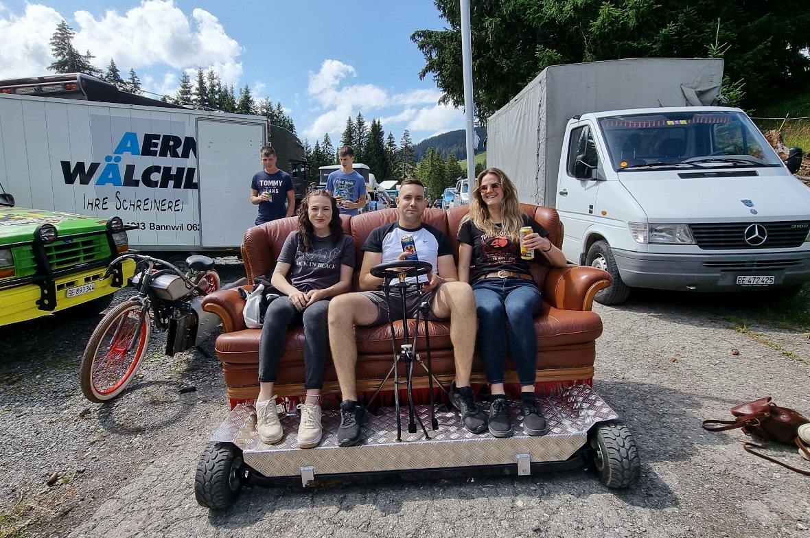 Das fahrende Sofa brachte Gross und Klein zum Schmunzeln.