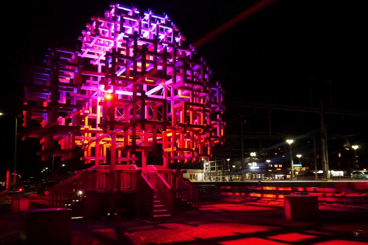 Das filigrane Holzkunstwerk «Yggdrasil» hat seinen temporären Standort in Zweisimmen gefunden und ist Mittelpunkt der einzigartigen Weihnachtsbeleuchtung.