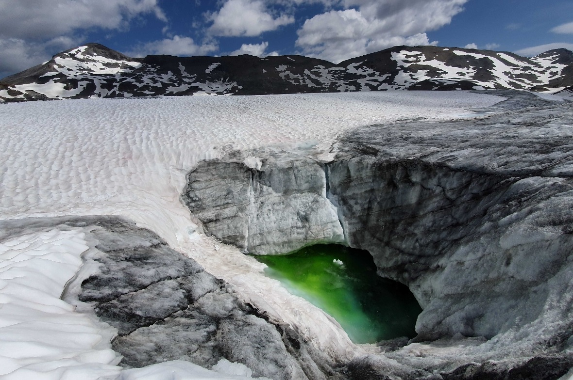 Das frisch eingefärbte Wasser dient zur Kontrolle, ob der Kanal auch funktionier...