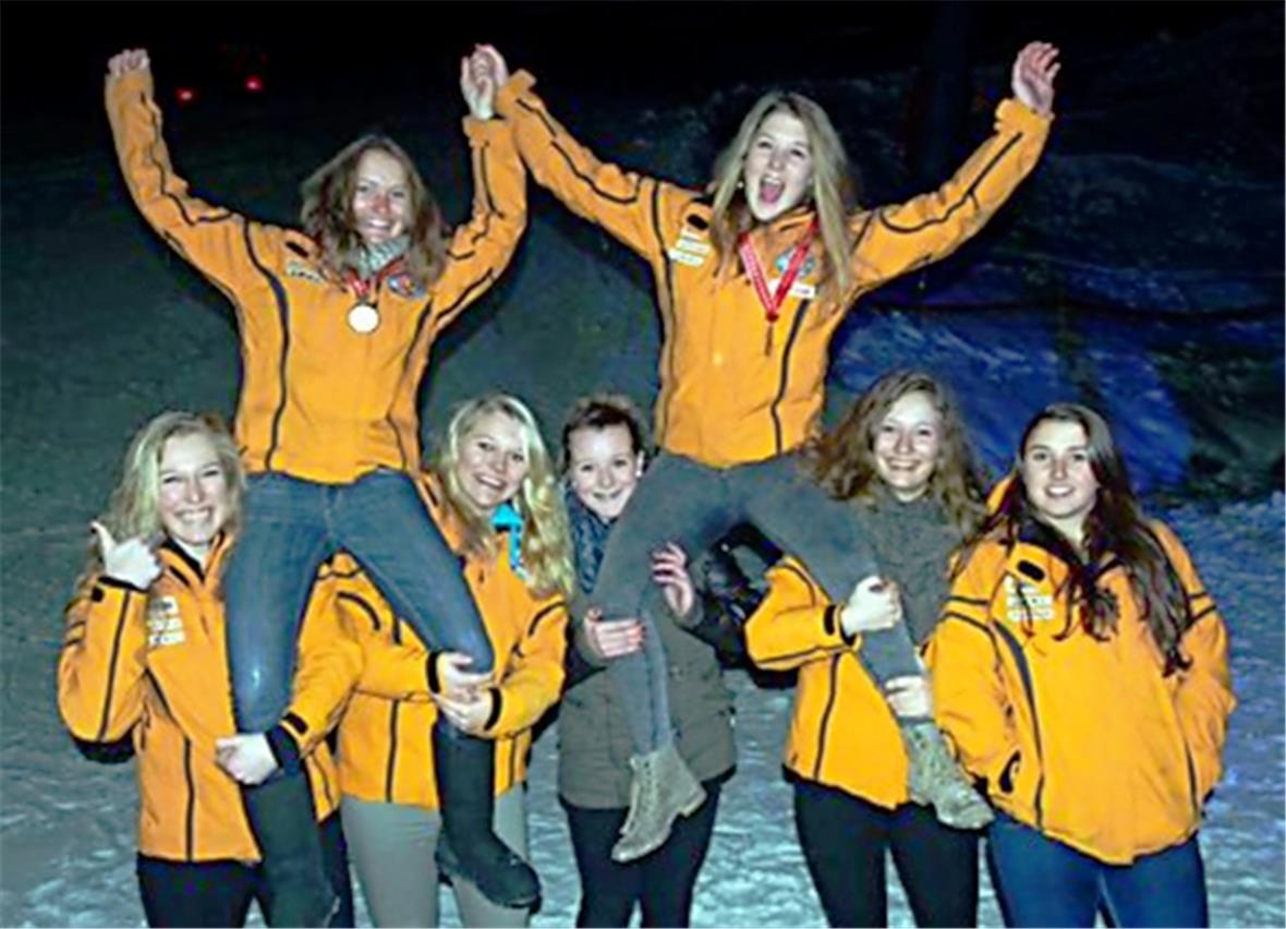 Das ganze Team freut sich für Tanya und Fränzi (auf den Schultern v.l.)