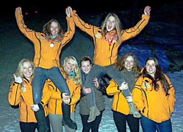 Das ganze Team freut sich für Tanya und Fränzi (auf den Schultern v.l.)