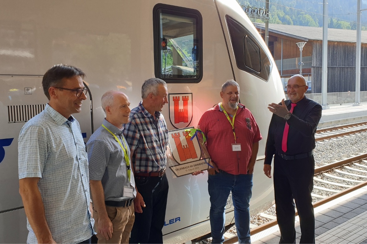 Das ganze Team von BLS und Gemeinde freut sich über den „neuen“ Zug: Lokführer F...
