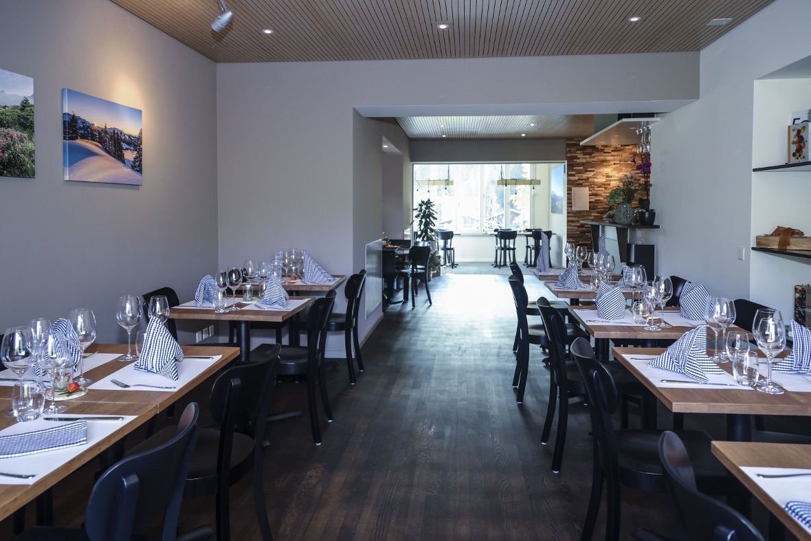 Das geräumige Restaurant Chalet Lenk.