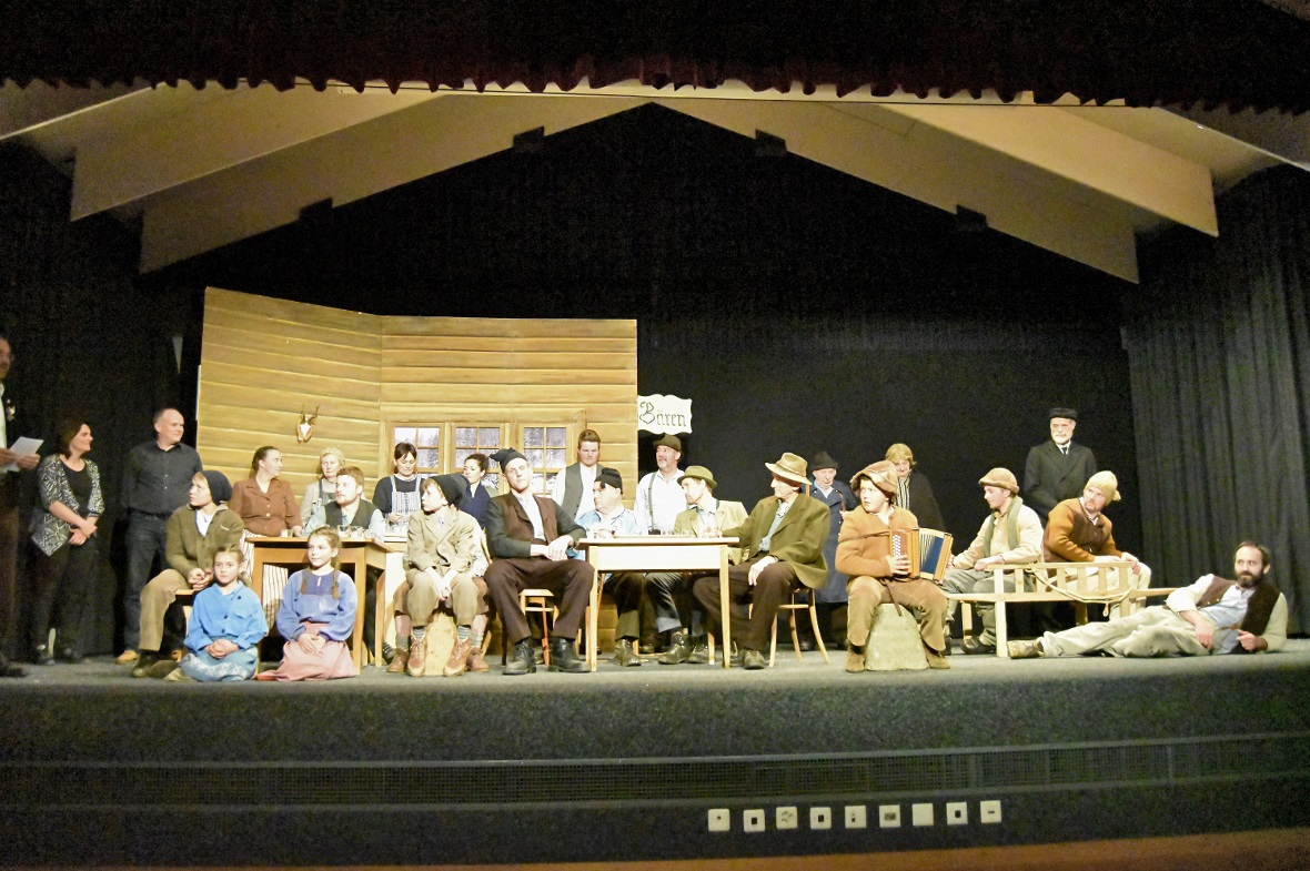 Das gesamte Ensemble vom «ds gfrornig Härz, ganz links Christine Schwizgebel, di...