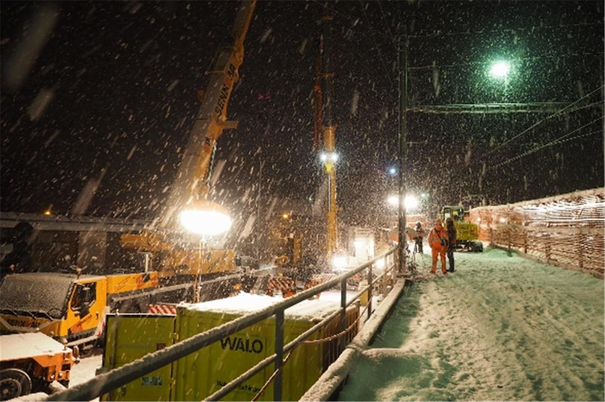 Das heftige Schneetreiben stört die Arbeiten kaum. Viel schlimmer wäre Wind.