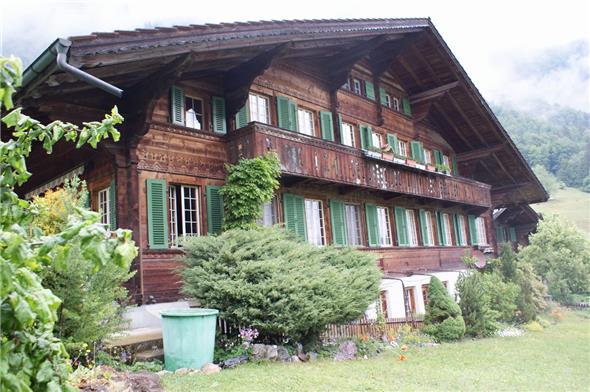 Das heimelige, umgebaute Bauernhaus an der Simmentalstrasse in Latterbach.