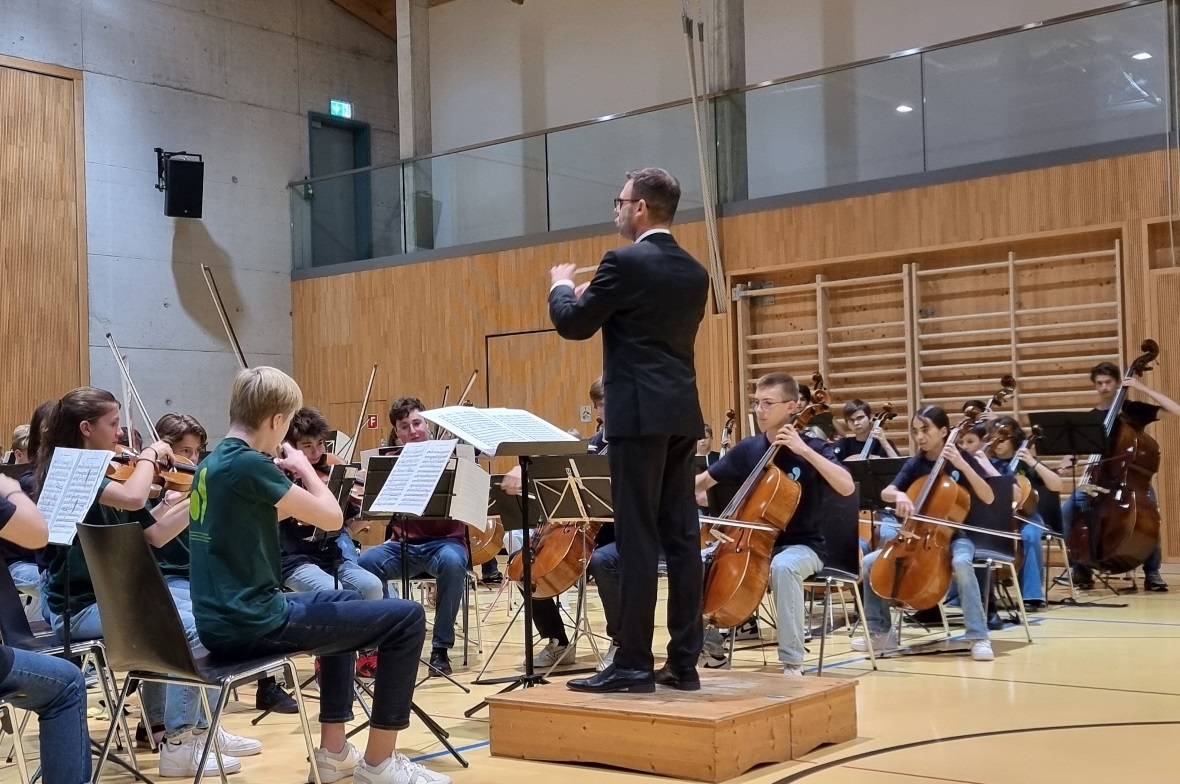 Das junge Orchester mit Dirigent Frédéric Théodoloz imponierte dem Publikum an der Lenk mit hervorragender Aufführung.