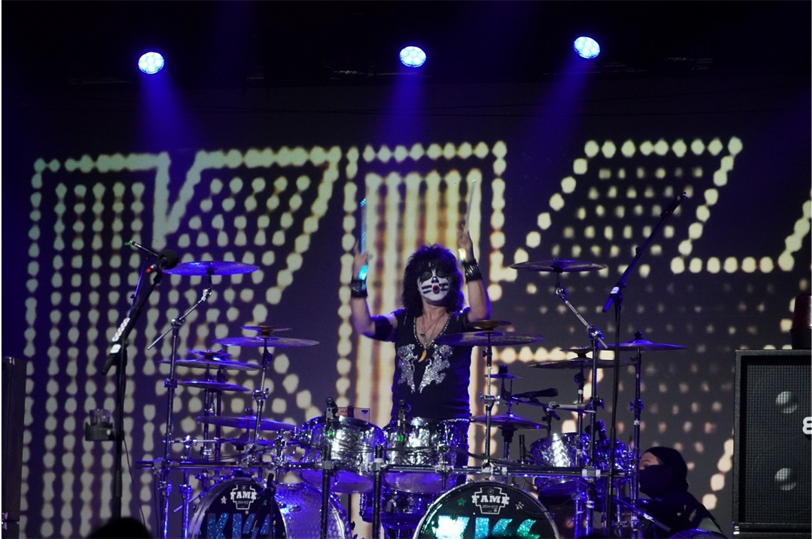 Das lange Perkussionssolo von Radek «Catman» Sikl beeindruckte durch ausserorden...