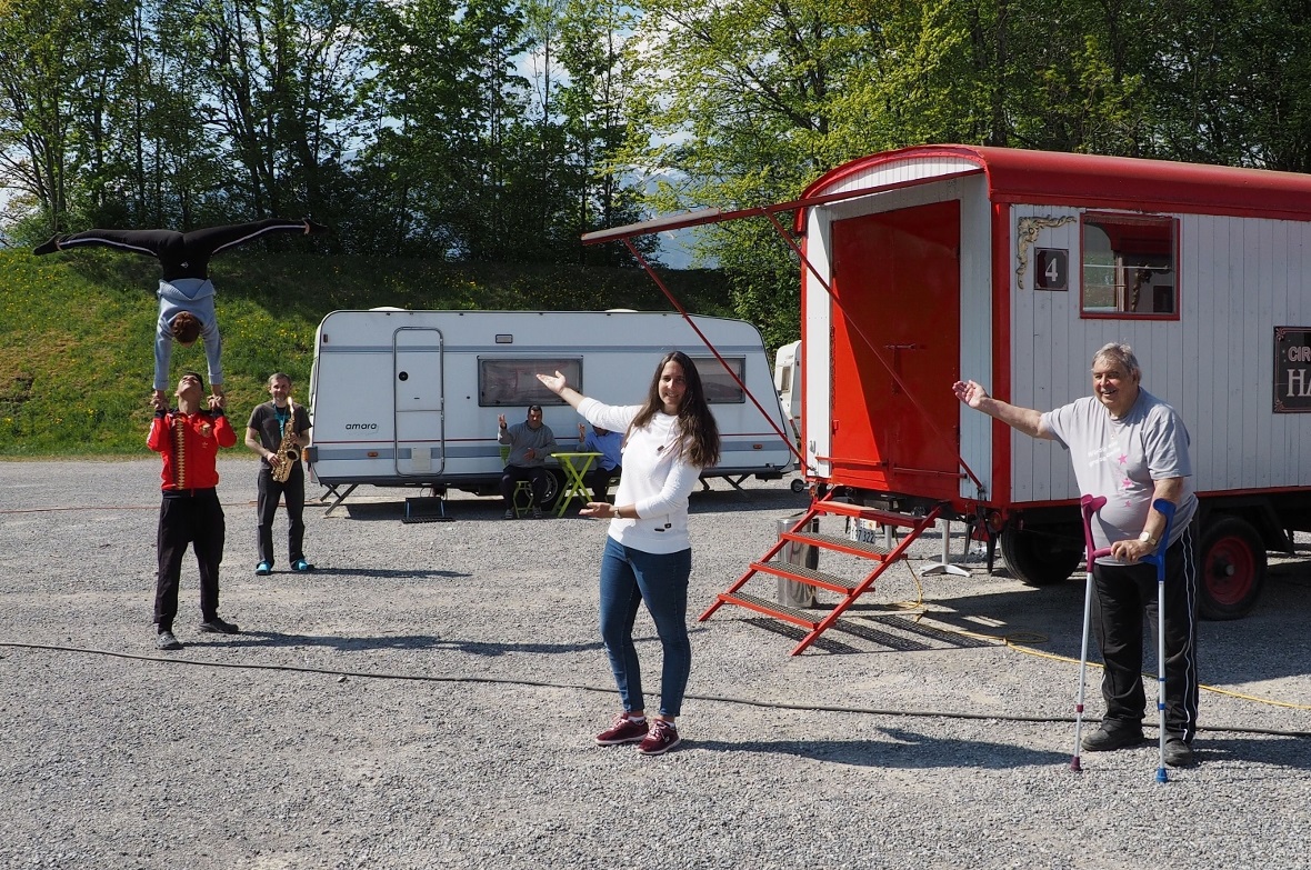 Das mexikanische Artistenduo Nevarez, der Kapellmeister Vadym Kovalchuk aus der Ukraine, im Hintergrund zwei langjährige Mitarbeiter aus Marokko sind bereit für die Vorführungen. Nicole und Pedro Pichler (rechts) hoffen, dass die BAG-Richtlinien bald gelockert werden.