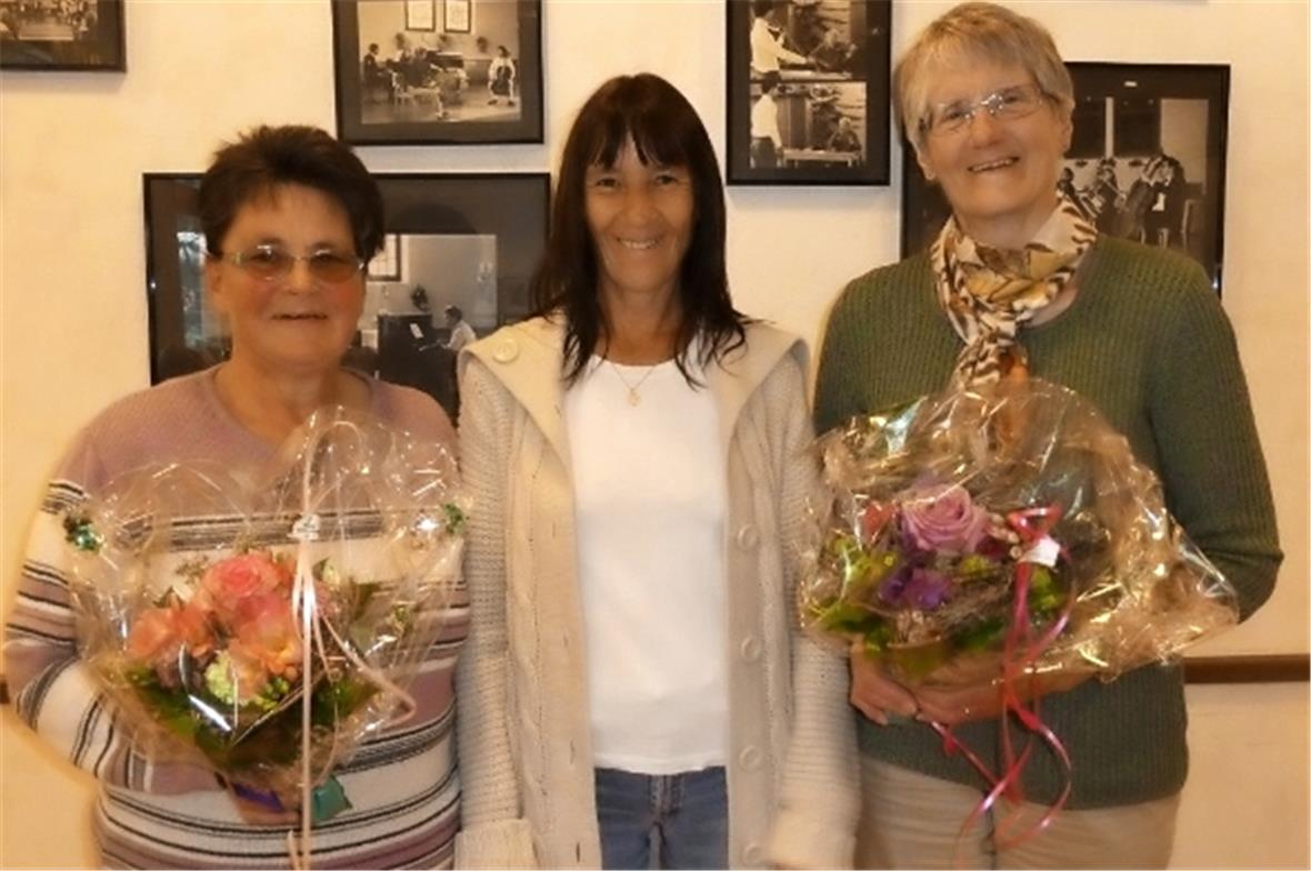 Das neu gewählte Vorstandsmitglied Marianne Stuber umrahmt von den beiden aus dem Vorstand scheidenden Frauen Annemarie Zbären links und Martha Ziörjen rechts.