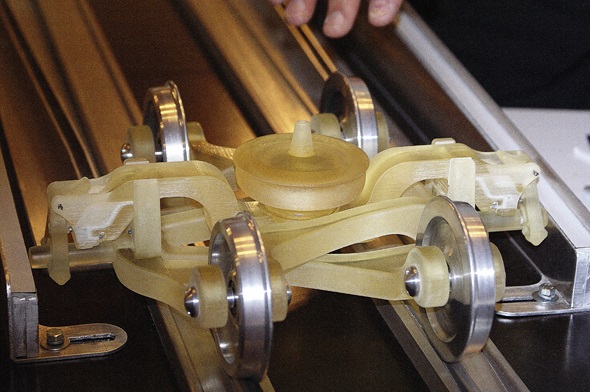 Das neue Drehgestell erweitert den Radabstand von der Meterspur automatisch auf die Normalspurbreite.