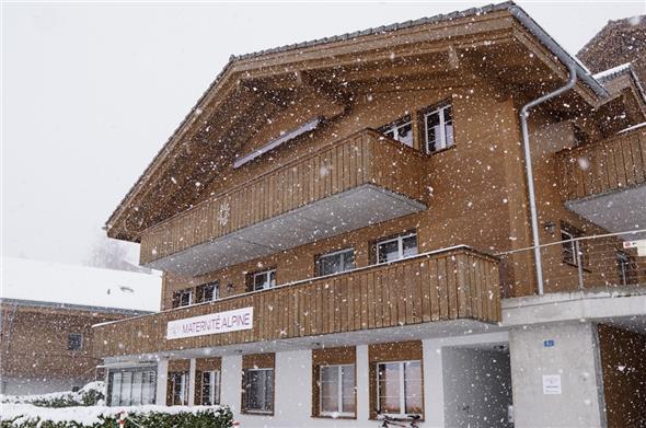 Das neue Jahr bringt neue und grosse Herausforderungen für die Maternité Alpine mit sich. Nur gemeinsam und mit Unterstützung sind diese zu bewältigen.