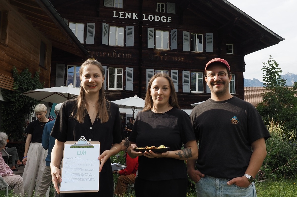 Lenk Lodge: ein Ort der Begegnung und Ruhe Das neue junge Team der Lenk Lodge begrüsste und verwöhnte die Gäste: Sjanca Oppliger, Magdalena Kossmann und Raphael Simcic.