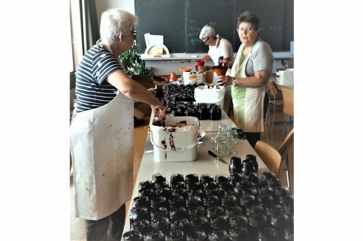 Das noch heisse Chirschmues wird sofort abgefüllt.