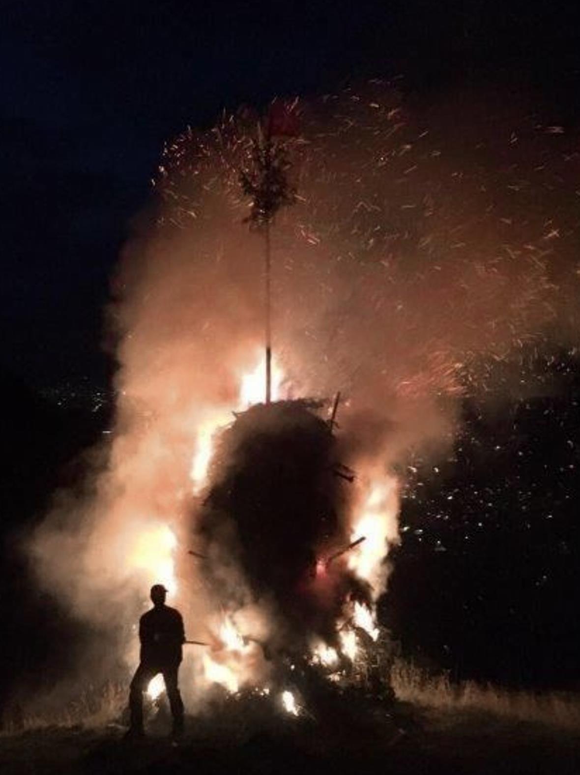 Das prächtige, durch die Familie Schmid vorbereitete 1. August-Feuer auf der Alp...