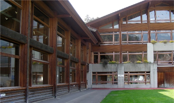Das schönste Schulhaus weit und breit: präzis gegliederte Fassade des Sekundarschulhauses von Erlenbach gebaut vom Meiringer Architekten Ernst Anderegg