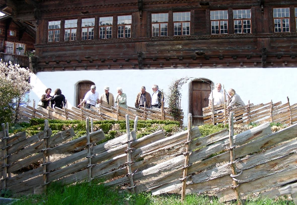 Das schönste Schulhaus weit und breit: präzis gegliederte Fassade des Sekundarschulhauses von Erlenbach gebaut vom Meiringer Architekten Ernst Anderegg