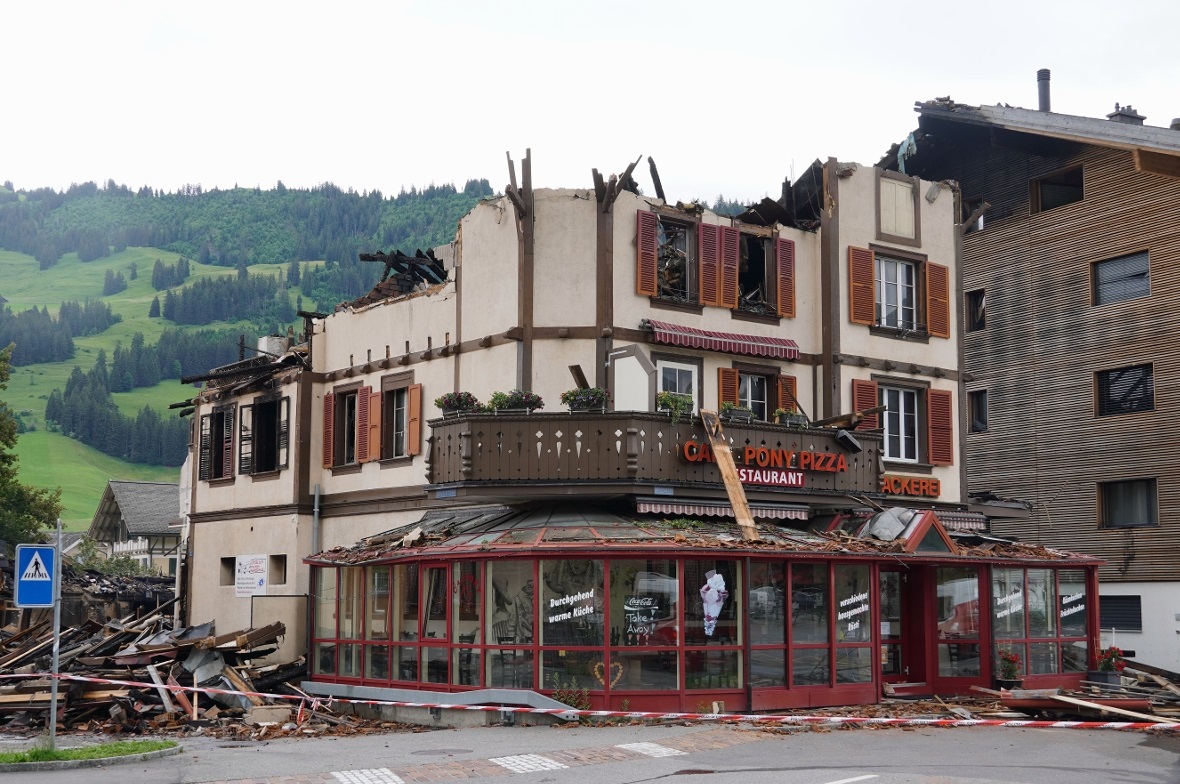 Das schwer beschädigte Gebäude des Cafe Pony. Im Hintergrund: das Knubel-Haus, dessen Rückseite und Dach ebenfalls schwer beschädigt wurde.