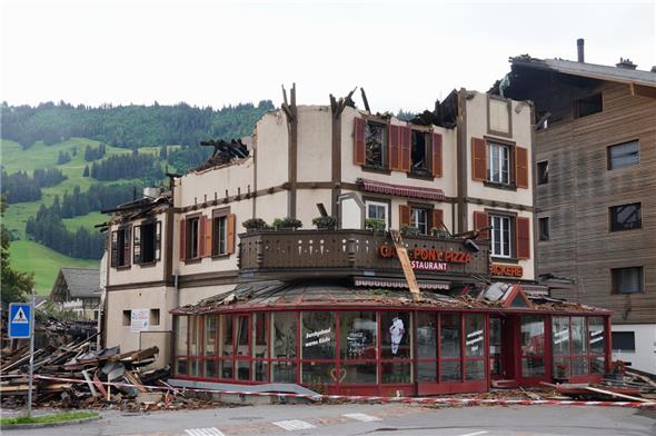 Das schwer beschädigte Gebäude des Cafe Pony. Im Hintergrund: das Knubel-Haus, dessen Rückseite und Dach ebenfalls schwer beschädigt wurde.