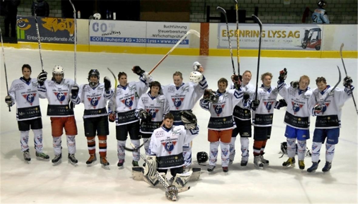 Das siegreiche Novizen-B-Team: Nils Rindlisbacher, Andreas Schletti, Filip Pavlovic, Björn Rindlisbacher, Simon Buchs, Joël Wälti, Reto Schmid, Nicola Ummel, Daniel Schenk, Lukas Zeller, Noah Wälti und Rafael de Mouro Cunha. Es fehlen das Trainertrio Dominic und Patric Salzmann und Jürg Thierstein, sowie Kilian Mathier, Tobias Ryter und Jasfer Mata.