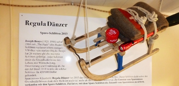 Das starke Kunstobjekt Spare-Schlitten von Regula Dänzer ist im Entree der Buvette MUMA ausgestellt und wird versteigert. Bereits ist ein erstes Gebot von Kai Balsiger, Werbeatelier in Zweisimmen eingegangen. Der Weg zur Million ist noch weit.