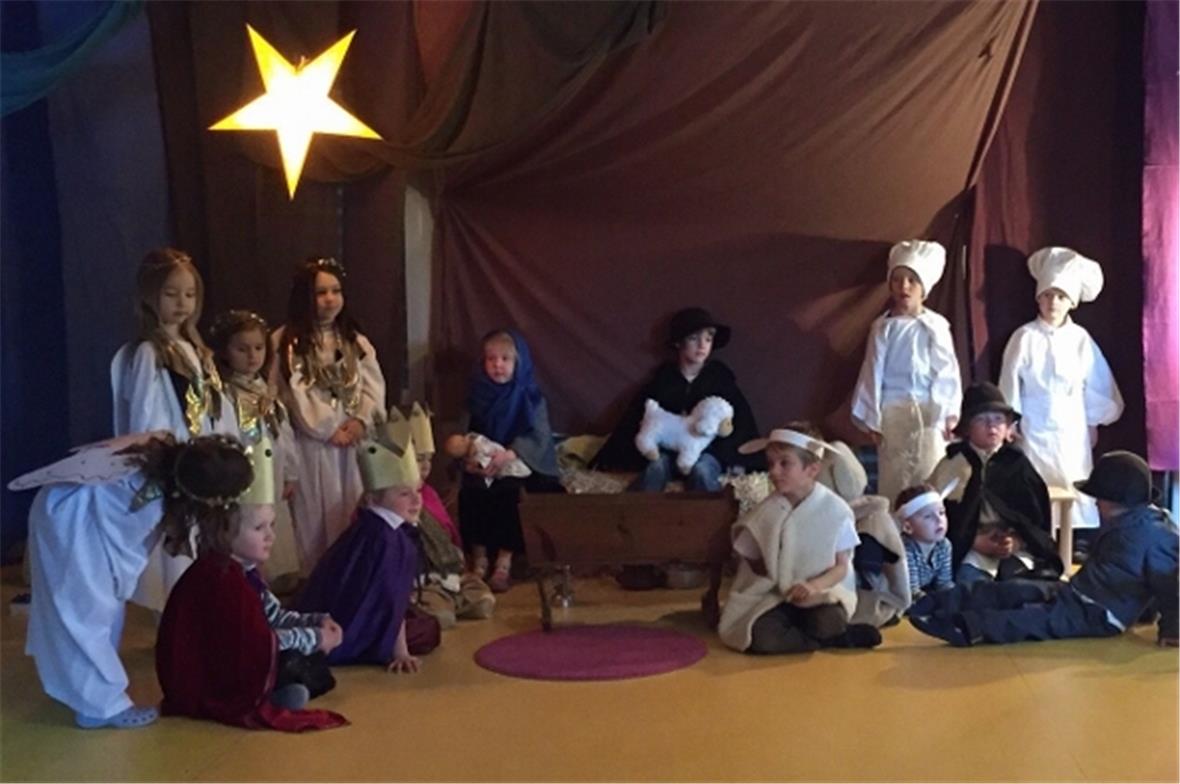 Das traditionelle Krippenspiel dargeboten vom Kindergarten Bäremani.