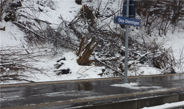 Das über drei Meter verschüttete Bahngeleise in Oey.