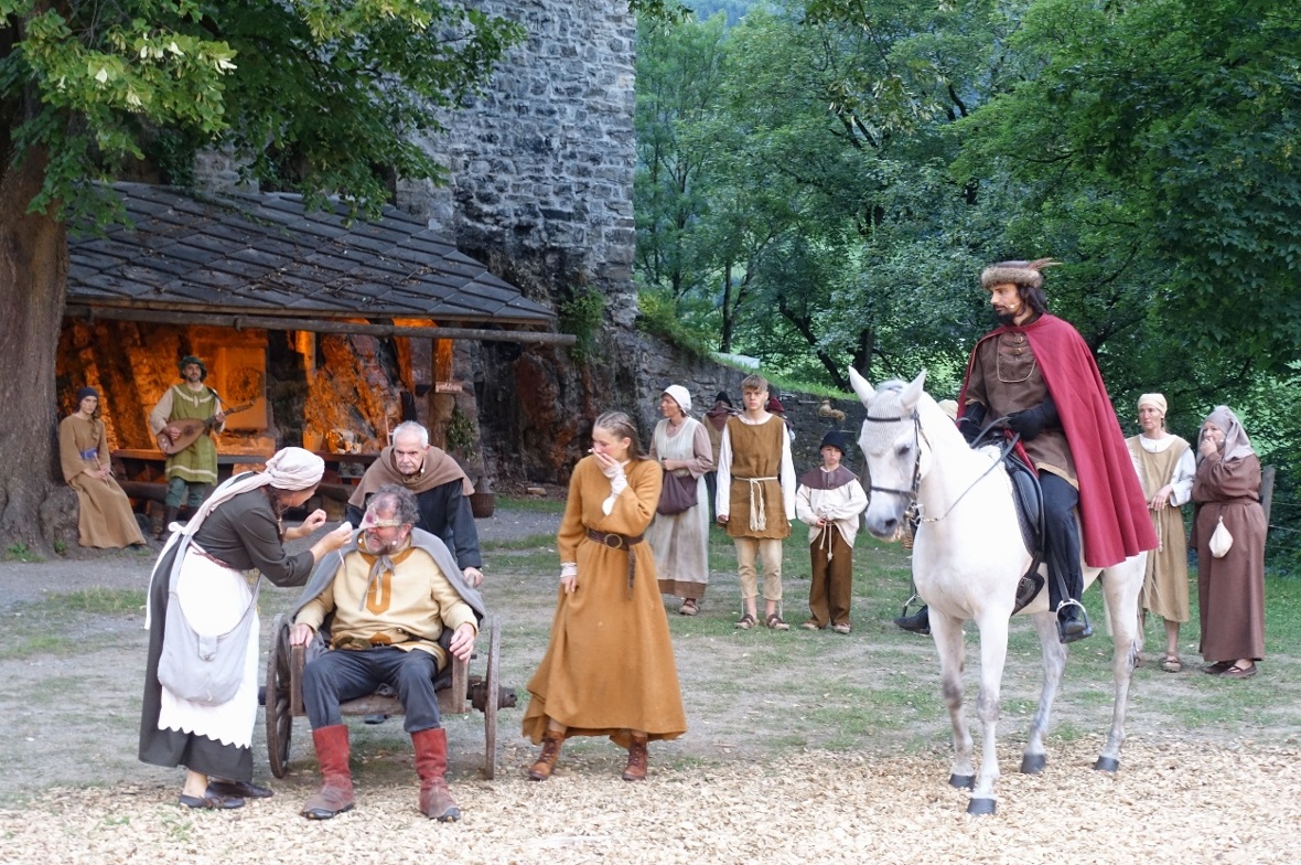 Das verletzte Auge von Ritter Eberhart von Tellenburg wird unter den Augen seiner Tochter Agnes und Heinrich von Strättligen von der heilkundigen Rahel gepflegt.