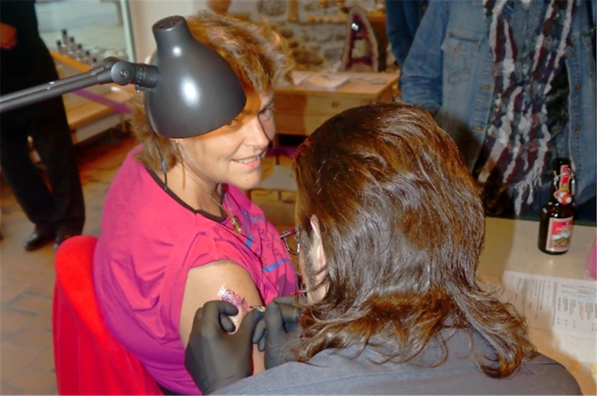 Das vorgezeichnete Tattoo wird nun für die Ewigkeit gestochen.