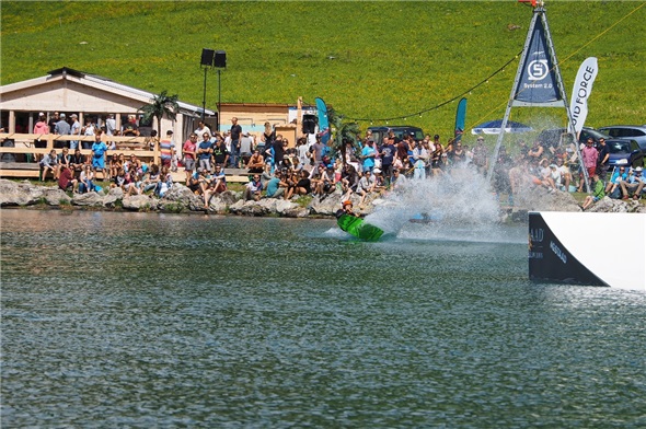 Das vorhandene Potenzial des Speichersees auf dem Hornberg wurde gentutz und ein Wakeboardlift mit Bar und Terrasse gebaut.