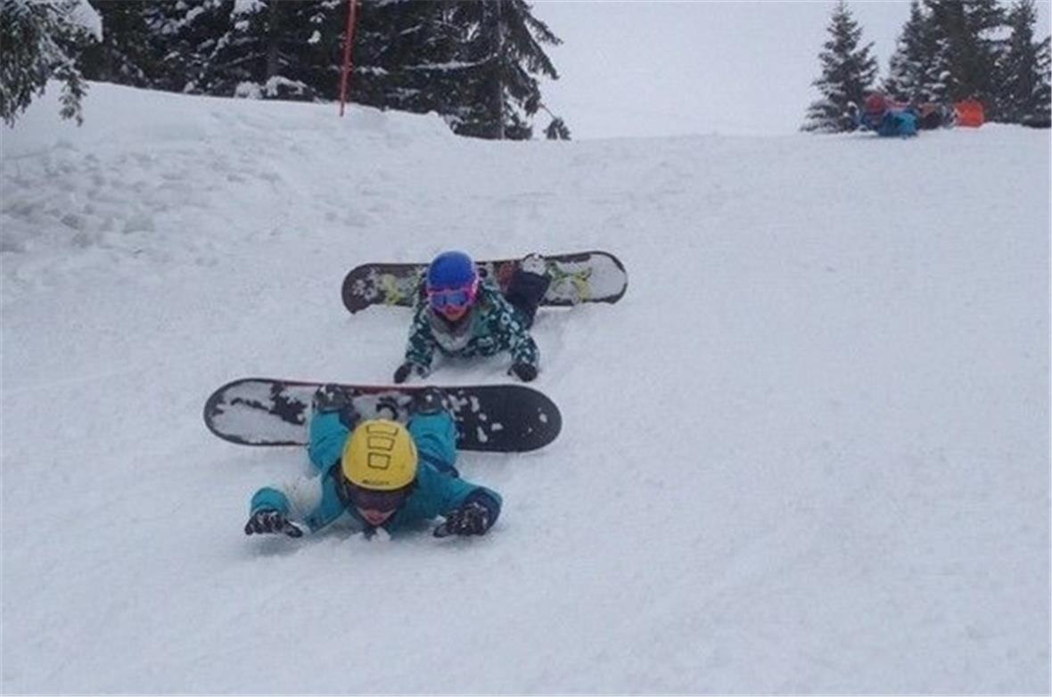 Das war aber geplant! Rutschen auf dem Snowboard als Übung.