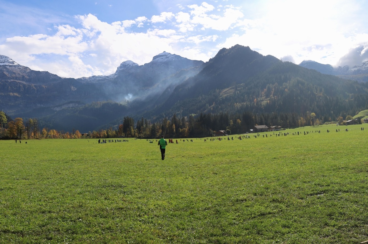 Das weite Feld der Hornusser vor dem schönsten Talabschluss der Alpen