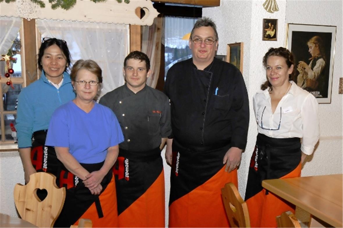 Das zur Zeit noch reduzierte Küchen- und Serviceteam: v.l. Midori, Brigitte, Marcelino, Wirt Adolfo und Kathrin.