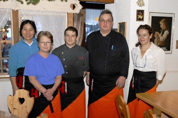 Das zur Zeit noch reduzierte Küchen- und Serviceteam: v.l. Midori, Brigitte, Marcelino, Wirt Adolfo und Kathrin.