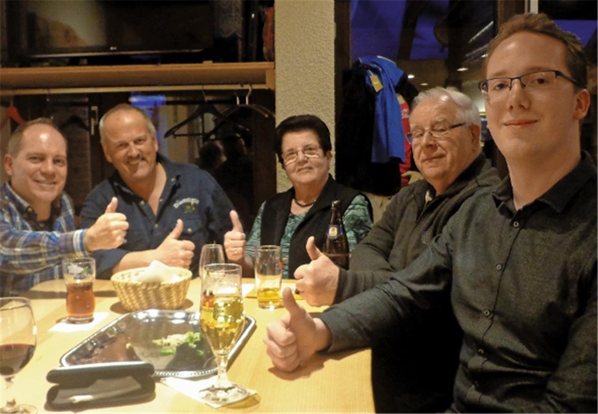 Daumen hoch für das Diemtigtal: Der Vermieter Adrian Mani, René Burkhard (Vorstand Diemtigtal Tourismus), die geehrte Gastfamilie Hannelore und Rudi Weller sowie Grosssohn Jan Weber.
