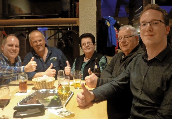 Daumen hoch für das Diemtigtal: Der Vermieter Adrian Mani, René Burkhard (Vorstand Diemtigtal Tourismus), die geehrte Gastfamilie Hannelore und Rudi Weller sowie Grosssohn Jan Weber.