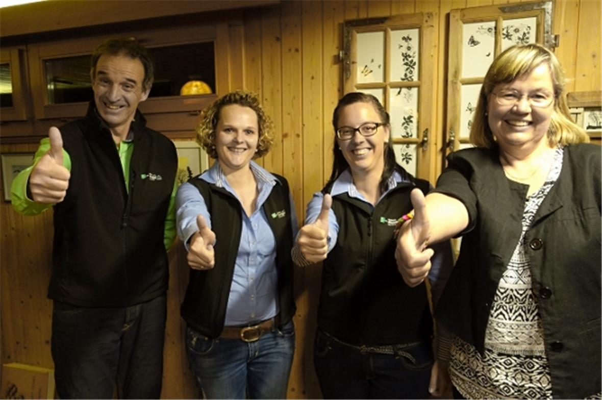 Daumen hoch für die künftige touristische Zusammenarbeit mit Interlaken: Norbert Schmid (Geschäftsführer), Nadine Neukomm (Teamleiterin), Rachel Mazenauer (Leiterin Marketing/Kommunikation) sowie Sabine Arn (Präsidentin Diemtigtal Tourismus).
