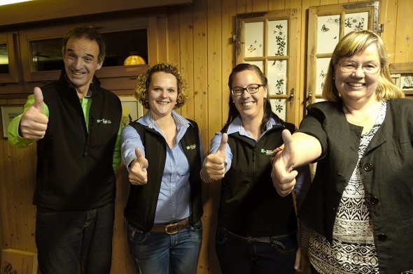 Daumen hoch für die künftige touristische Zusammenarbeit mit Interlaken: Norbert Schmid (Geschäftsführer), Nadine Neukomm (Teamleiterin), Rachel Mazenauer (Leiterin Marketing/Kommunikation) sowie Sabine Arn (Präsidentin Diemtigtal Tourismus).