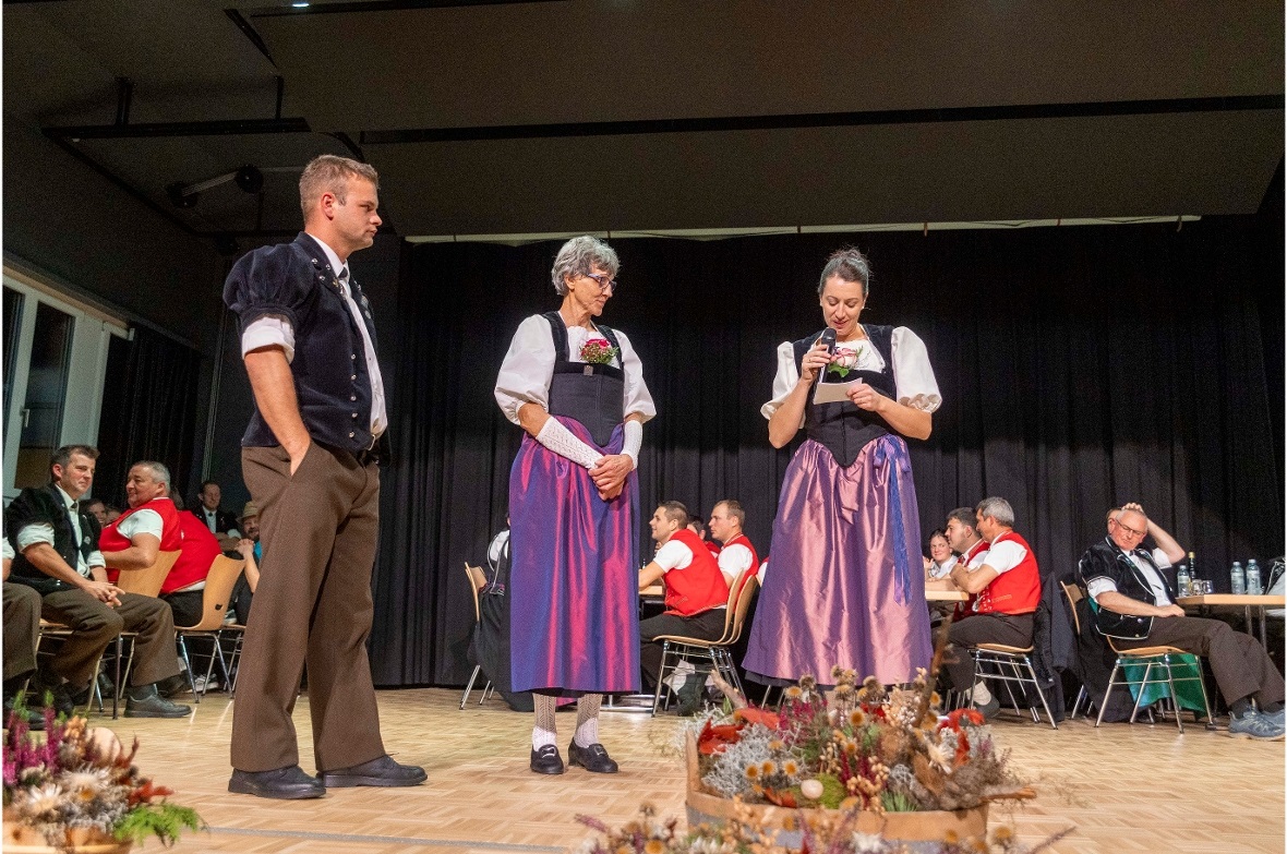 David Gerber hört zu wie die Dirigentin Barbara Wyss von der Moderatorin des Abe...